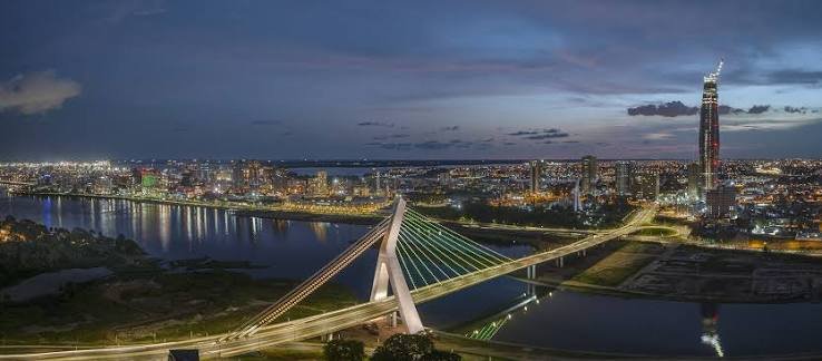 Beleuchtete Schrägseilbrücke über die Lagune bei Nacht
