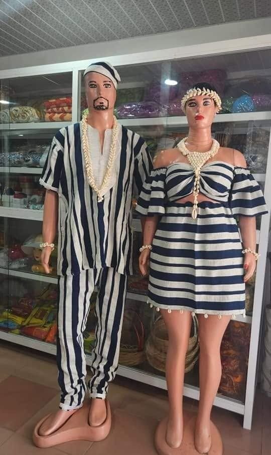 Dunkelblaue zeremonielle Tracht mit umfangreichem Kaurimuschelschmuck