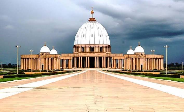 Die Basilika Notre-Dame de la Paix in Yamoussoukro mit weißer Kuppel und Säulengang