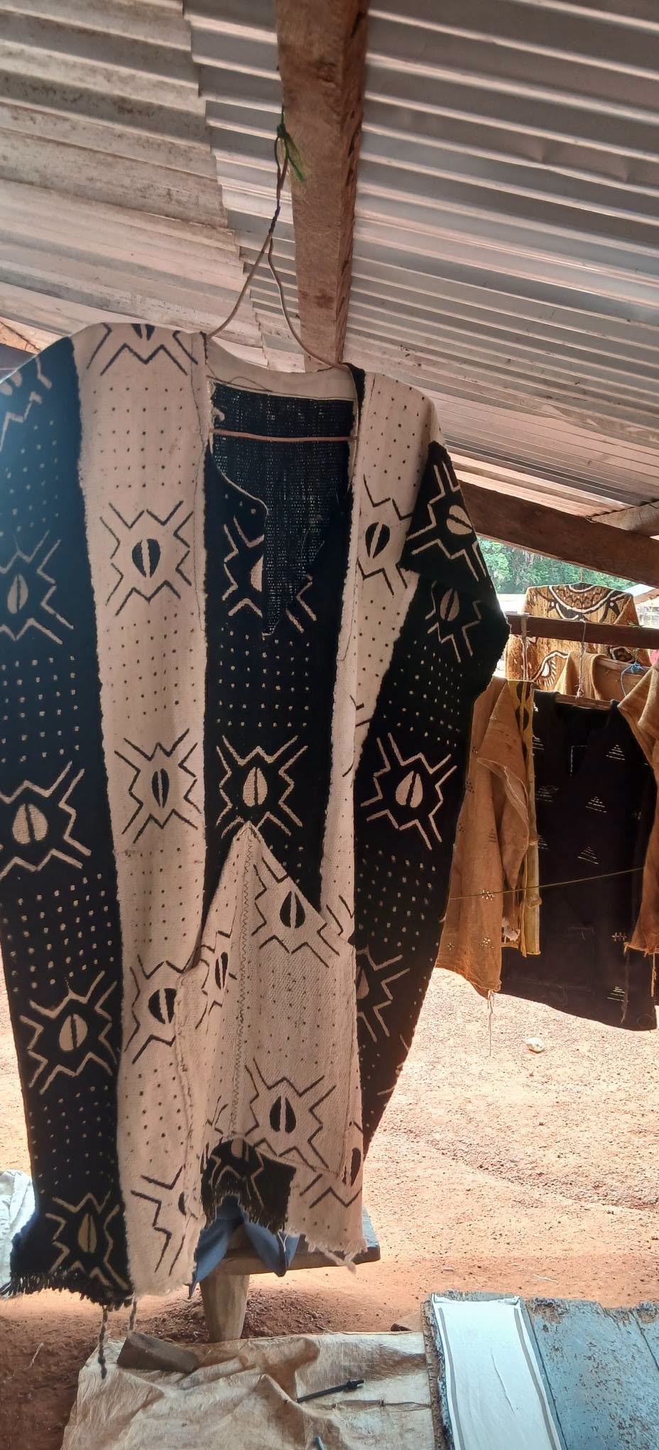 Langer Bogolan-Boubou in Schwarz und Naturweiß mit Kaurimotiven