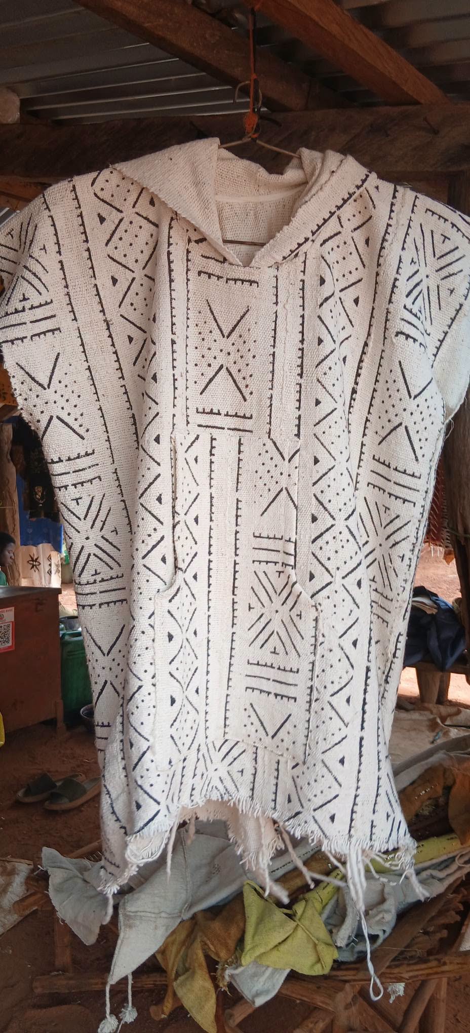 Naturweißer Bogolan-Boubou mit Kapuze und dunklen Strichmustern