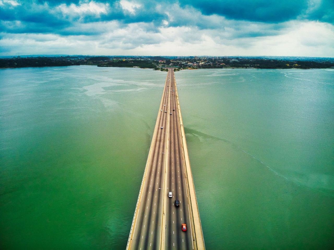 Luftbild einer mehrspurigen Brücke über eine Lagune