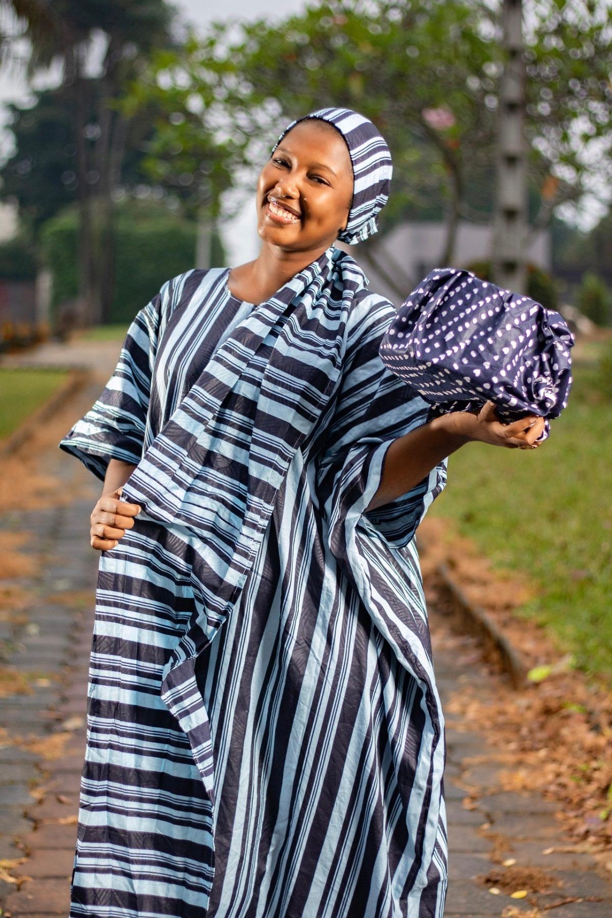 Jeune femme souriante en tenue traditionnelle rayée