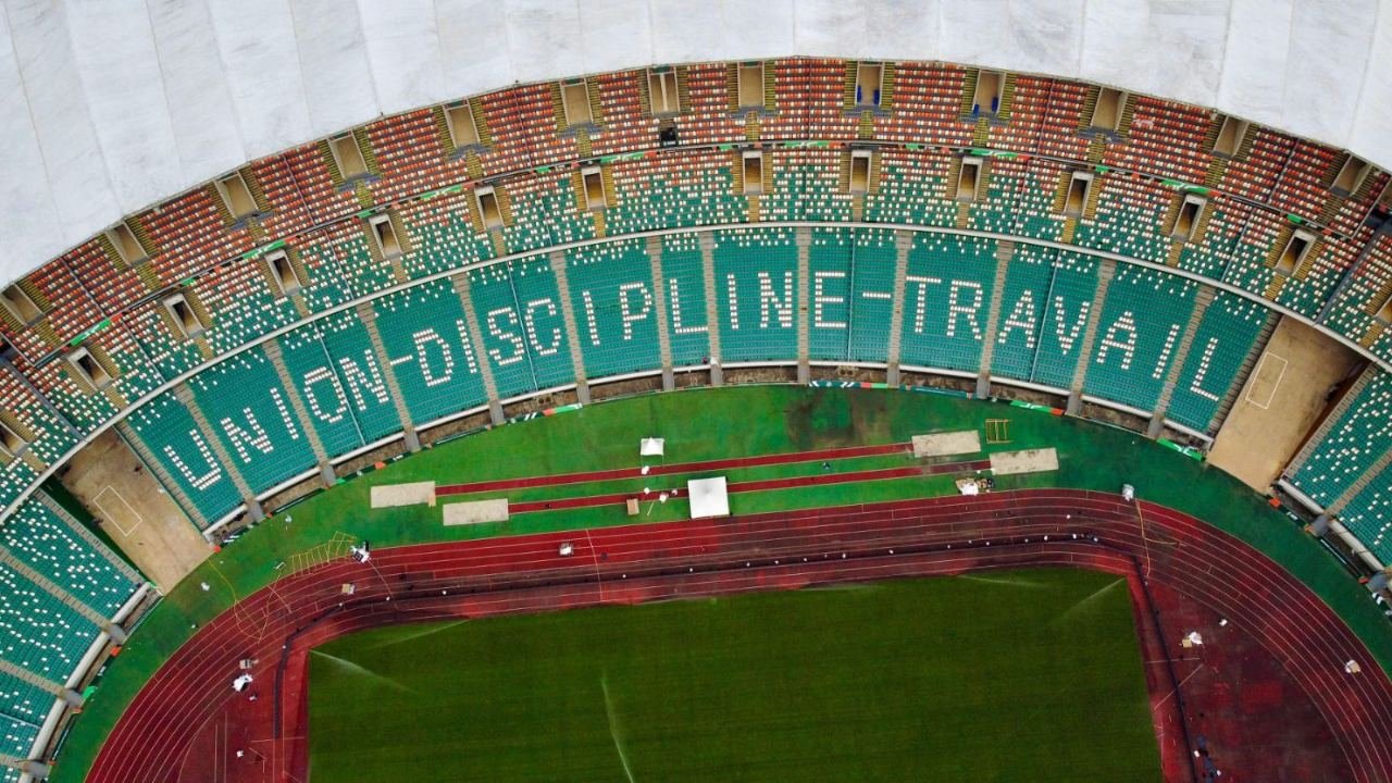Luftbild eines Stadions in der Elfenbeinküste mit der Aufschrift Union, Discipline, Travail in den Sitzreihen