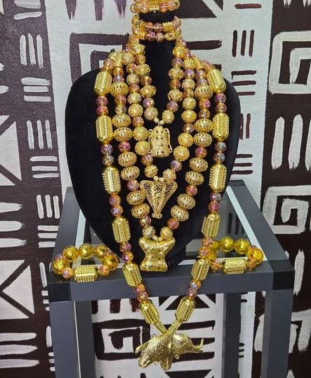 Mehrreihiger Goldschmuck mit Perlen und Anhängern auf einem Schmuckständer
