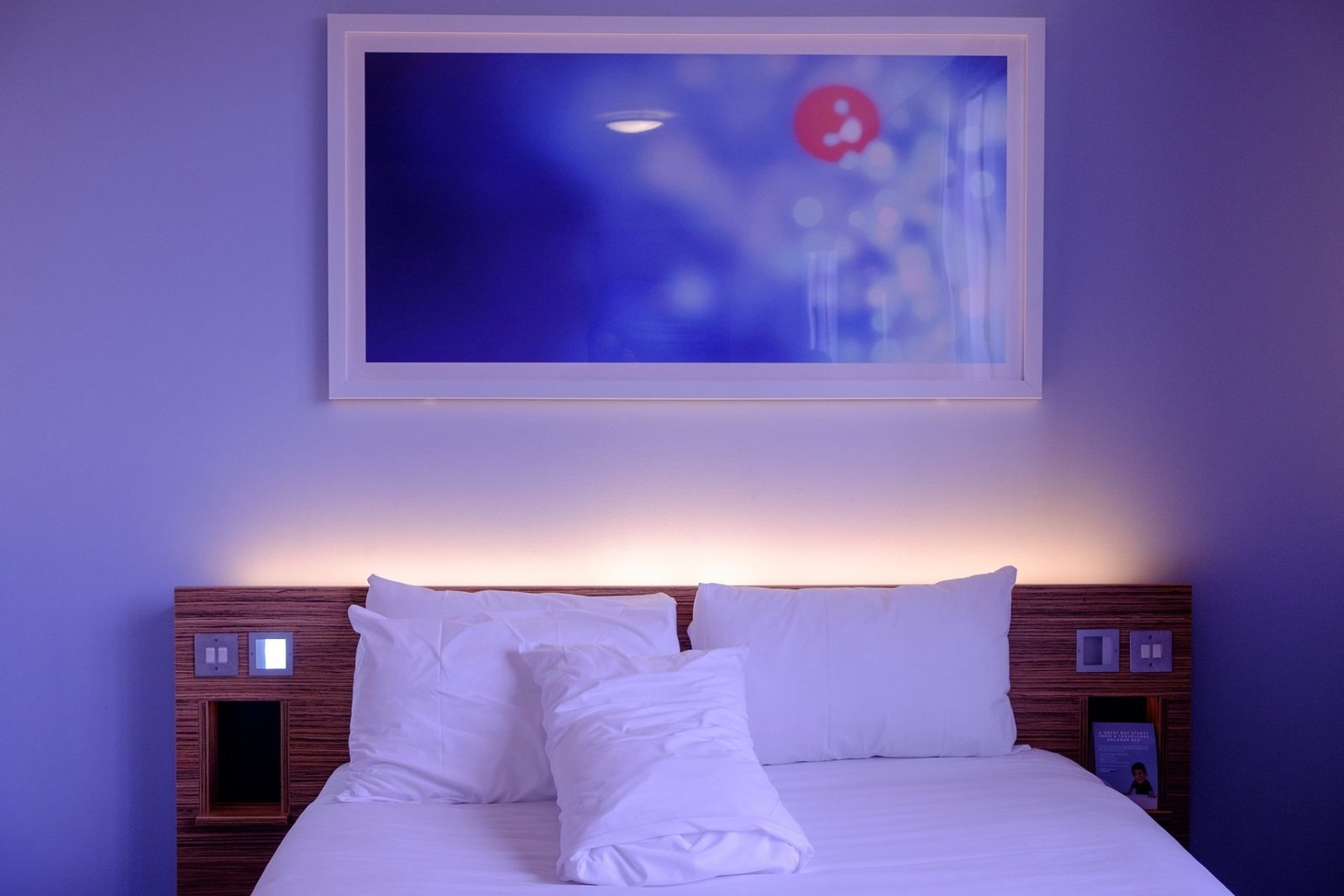 Hotelzimmer mit Doppelbett und indirekter Beleuchtung