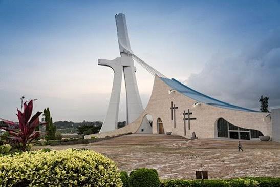 Die Kathedrale St. Paul in Abidjan mit ihrem schrägen Betonsegel