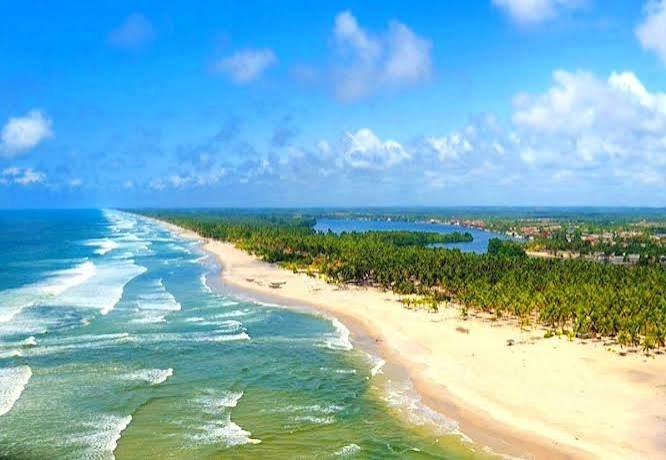 Luftbild einer langen Sandküste mit Lagune und Atlantik
