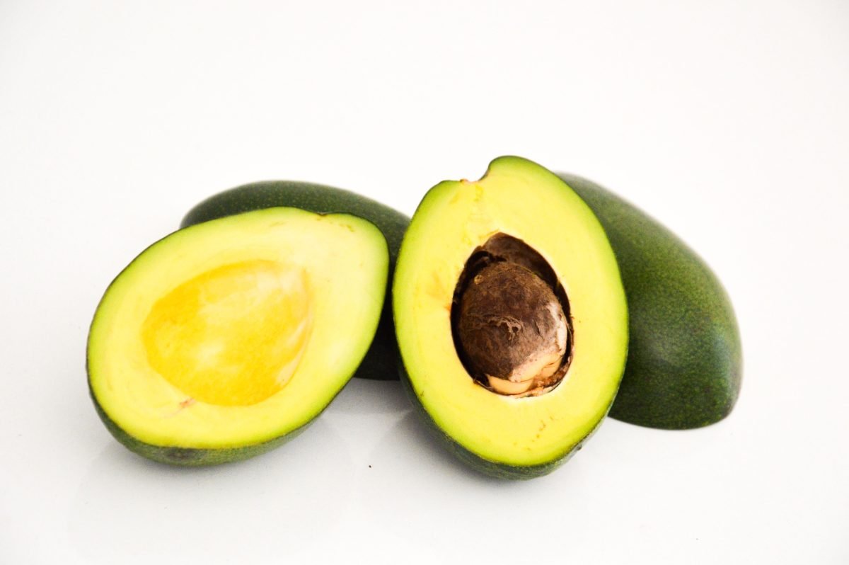 Aufgeschnittene Avocado mit Kern