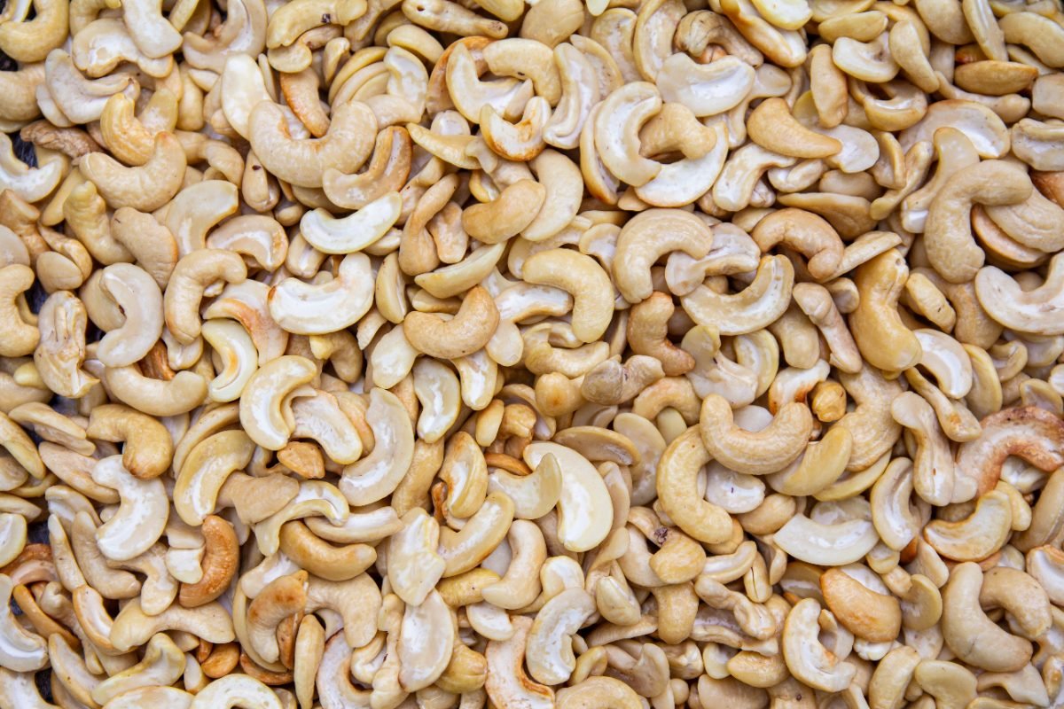 Geschälte Cashewkerne in großer Menge