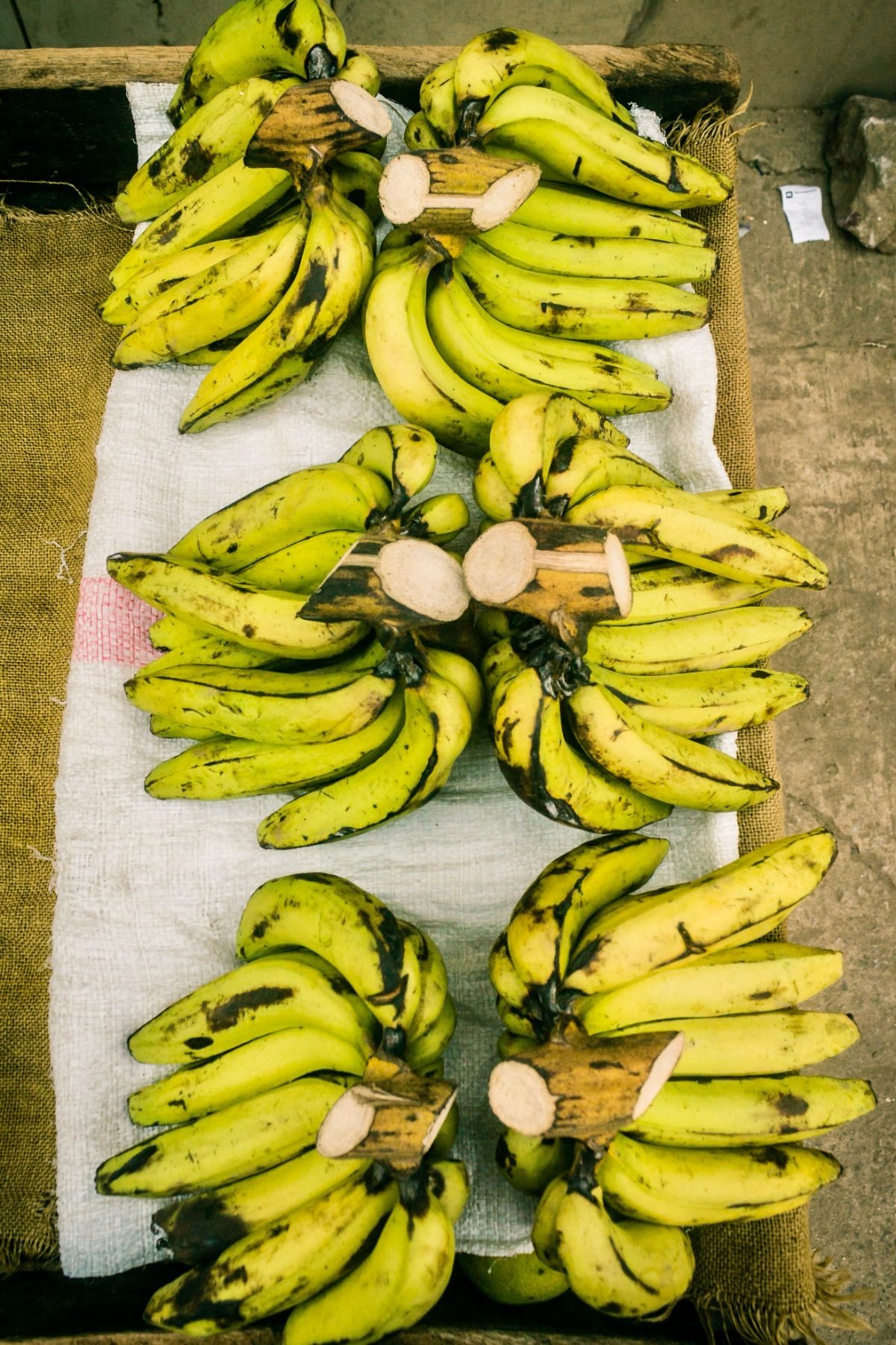 Büschel reifer Kochbananen auf einem Marktstand