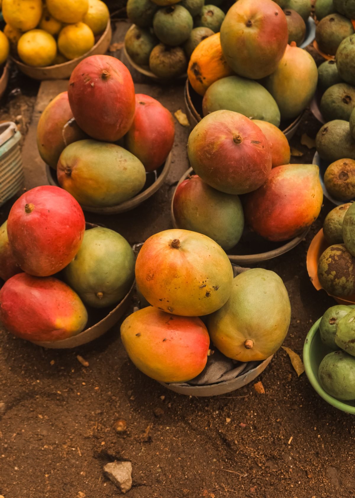 Rote und grüne Mangos in Schalen auf dem Markt