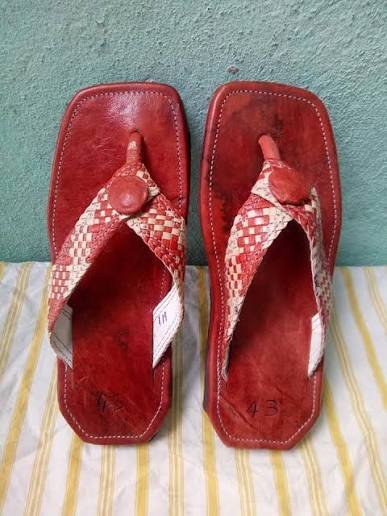 Rote Ledersandalen mit geflochtenen Riemen, von oben