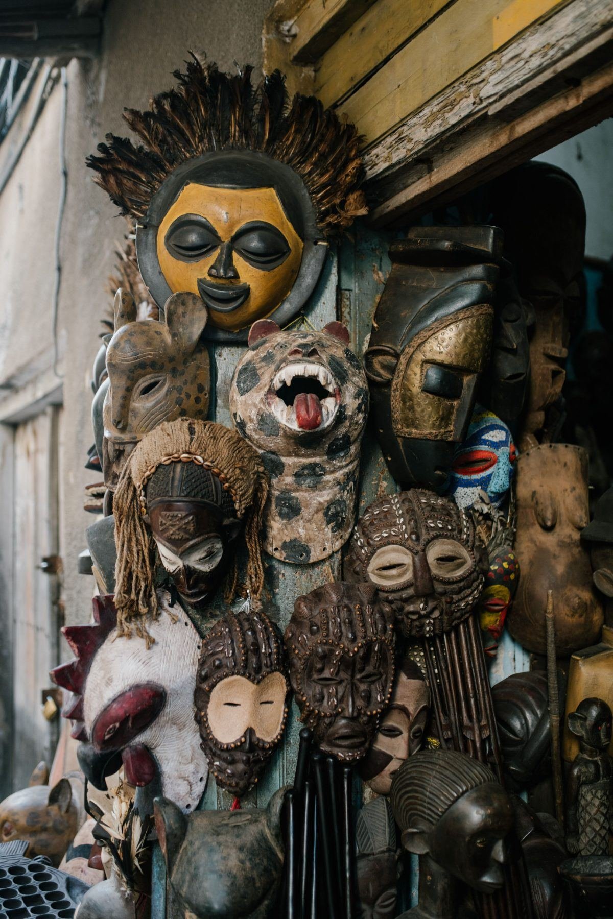 Kunsthandwerk und Schnitzereien an einem Marktstand