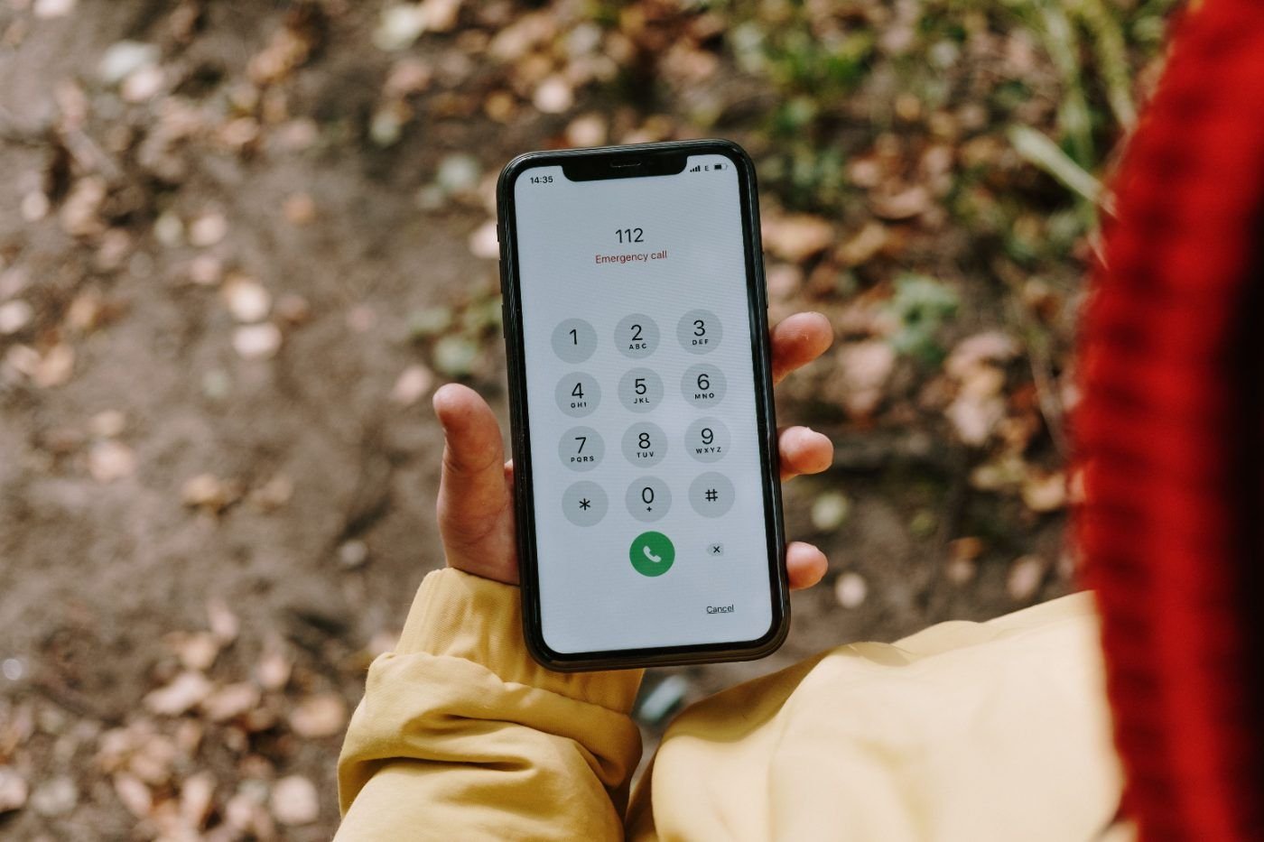 Handy mit gewählter Notrufnummer 112