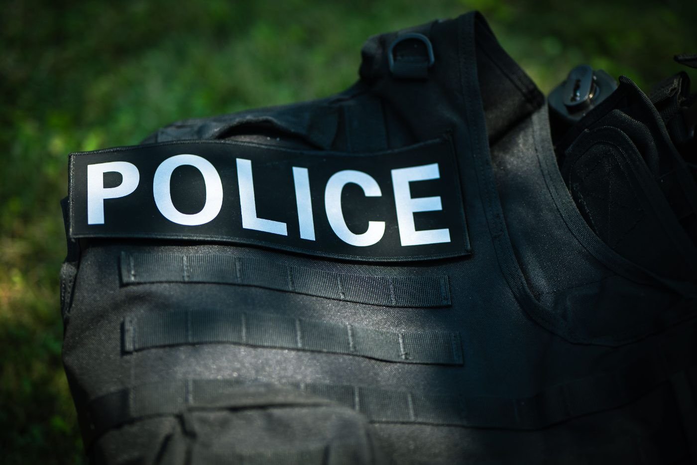 Schwarze Schutzweste mit der Aufschrift Police