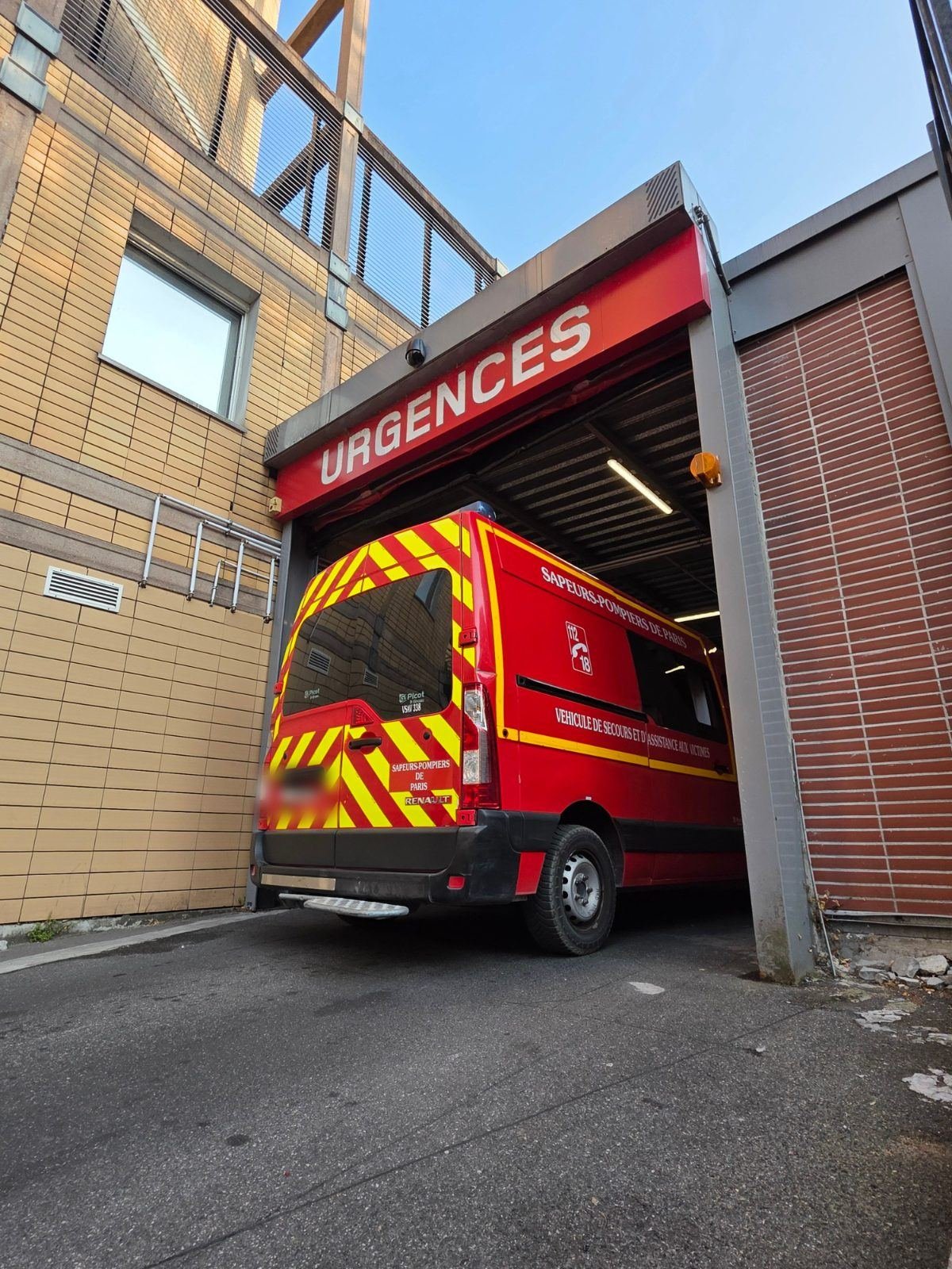 Rettungswagen fährt in die Einfahrt einer Notaufnahme