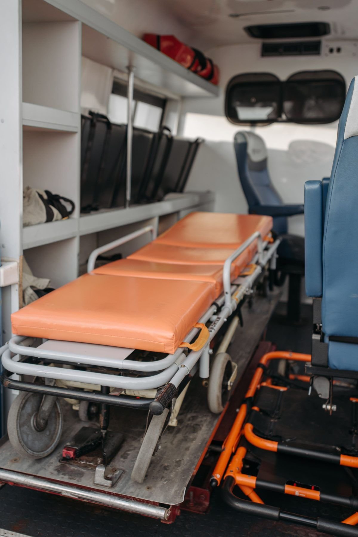 Trage im Innenraum eines Rettungswagens
