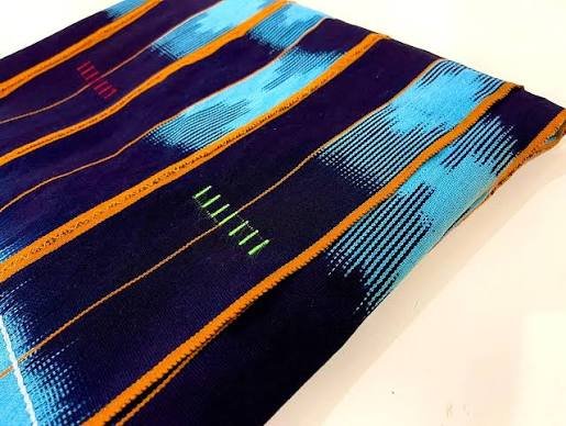 Pagne baoulé in Indigo mit hellen Ikat-Mustern