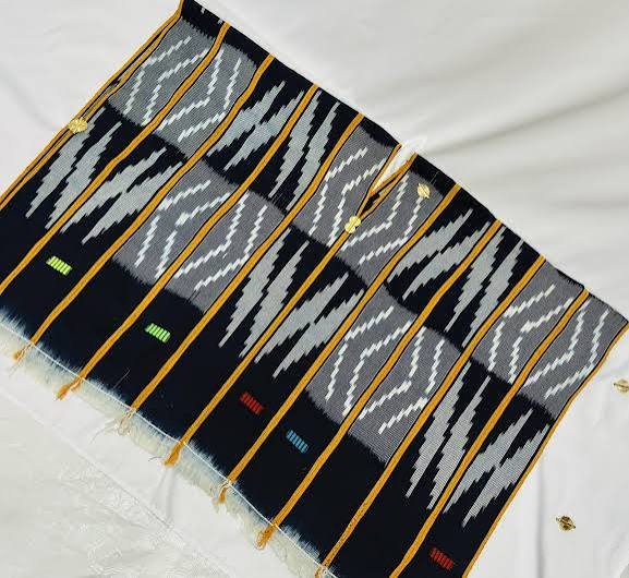 Pagne baoulé mit Zickzackmuster in Blau und Weiß