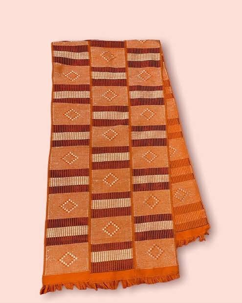 Pagne baoulé in Gelb und Weinrot mit Ikat-Feldern