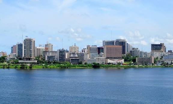 Die Skyline des Plateau von Abidjan über die Lagune gesehen