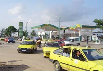 Gelbe Taxis an der Tankstelle