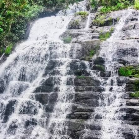 Wasser stürzt über breite Felsstufen in mehreren Kaskaden