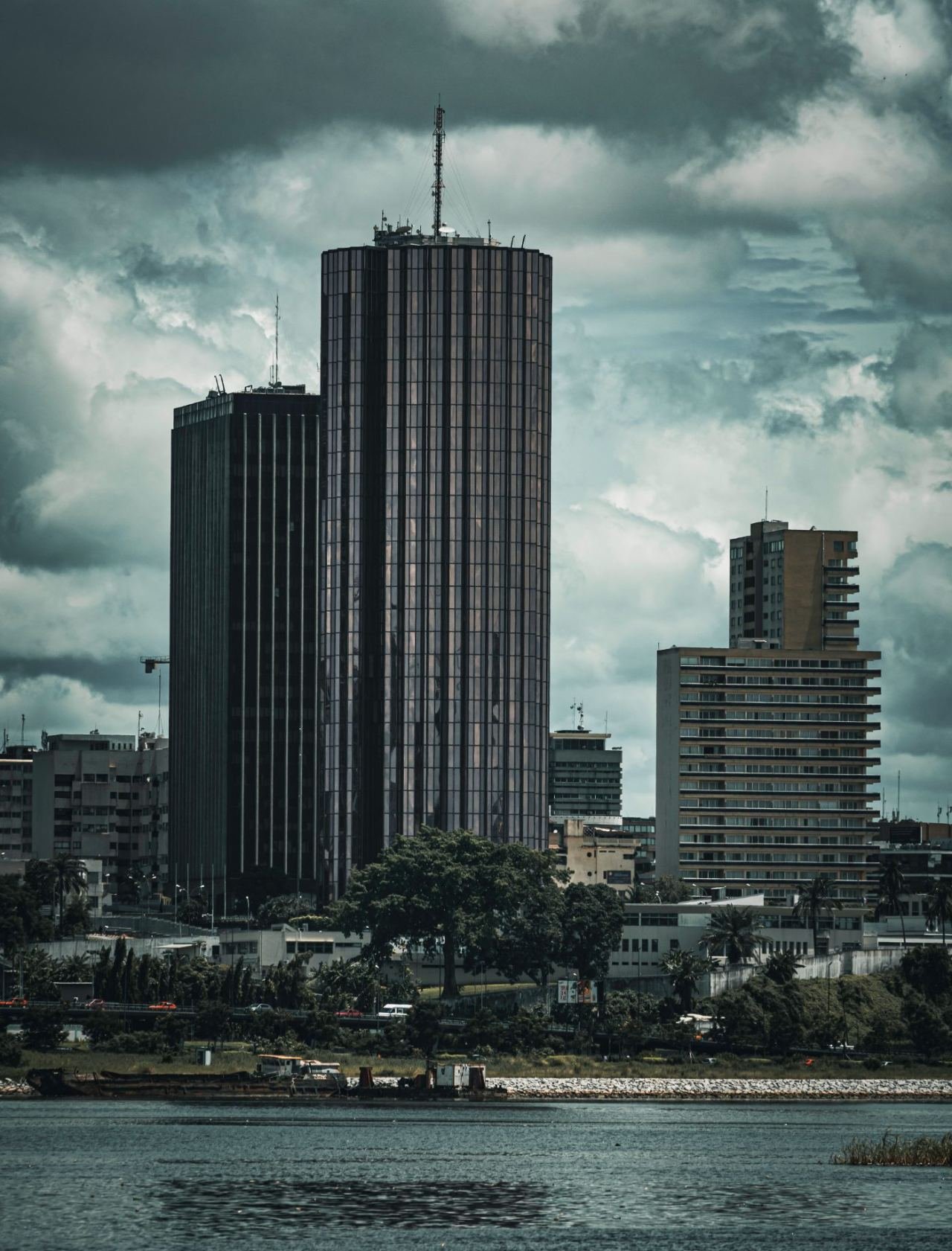 Das Plateau von Abidjan von der Lagune aus gesehen, mit dem zylindrischen Hochhaus